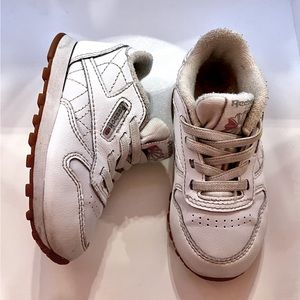 Reebok Leather Classic Kids
Size: 6 US 
Color: White